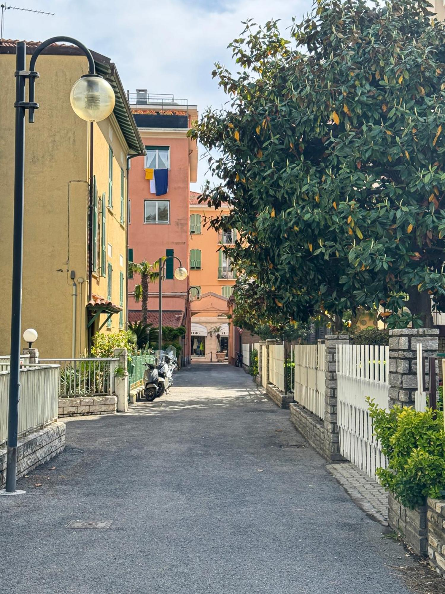 Casa Febo, In Centro Con Parcheggio Privato A 200 Mt Dal Mare Hotel Bordighera Eksteriør billede