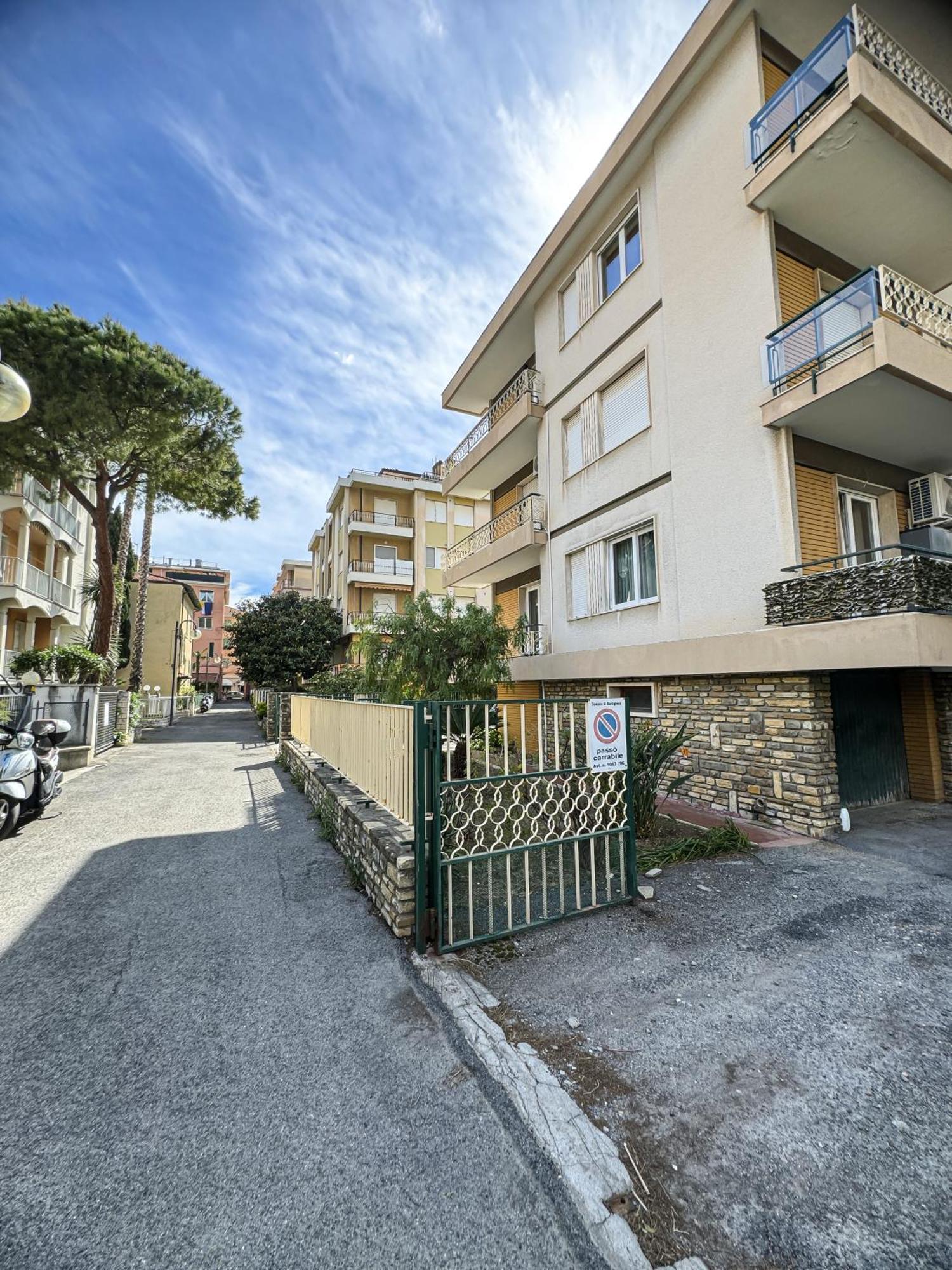 Casa Febo, In Centro Con Parcheggio Privato A 200 Mt Dal Mare Hotel Bordighera Eksteriør billede