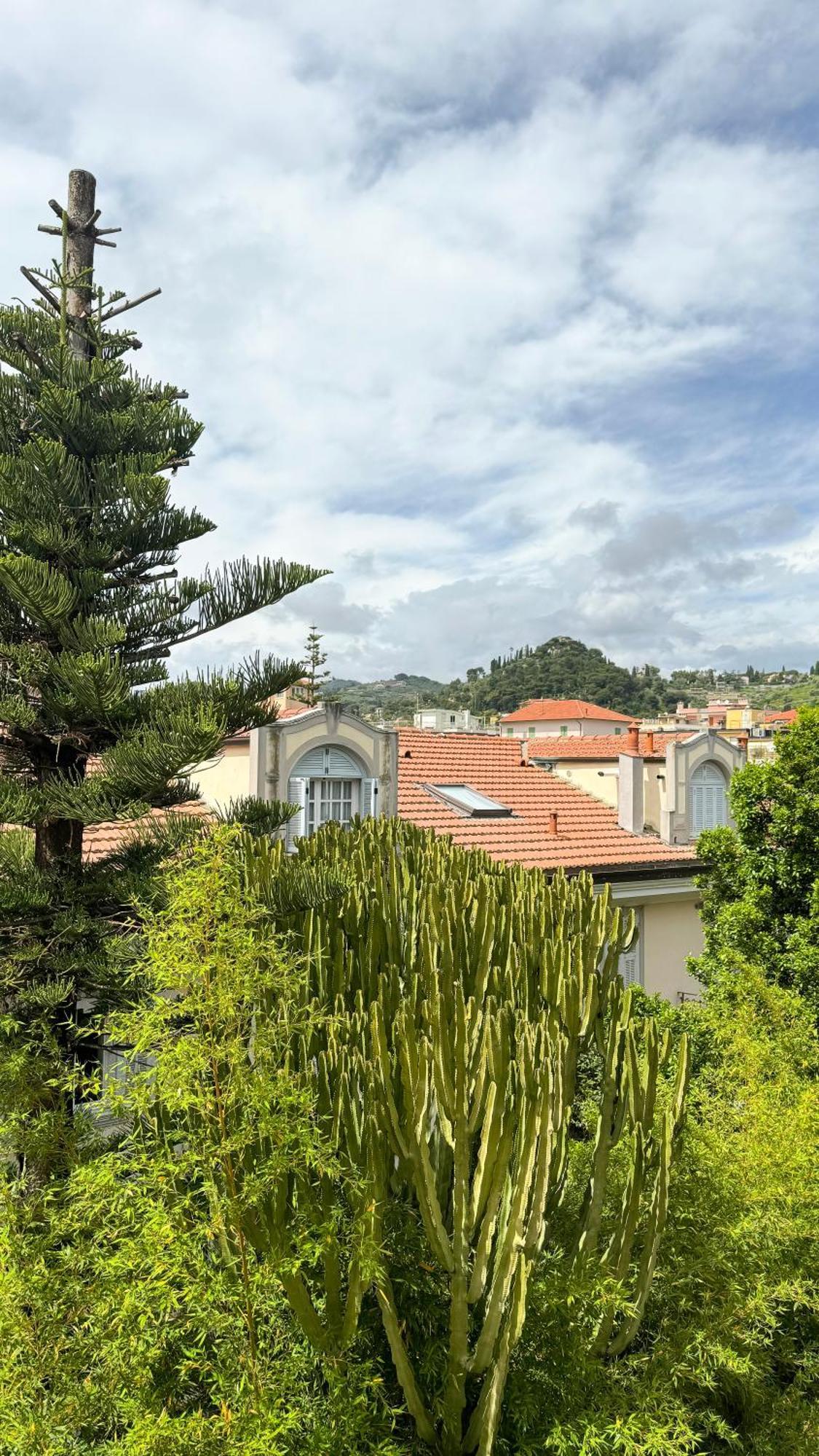 Casa Febo, In Centro Con Parcheggio Privato A 200 Mt Dal Mare Hotel Bordighera Eksteriør billede